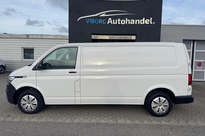 Hvid VW Transporter fra 2022