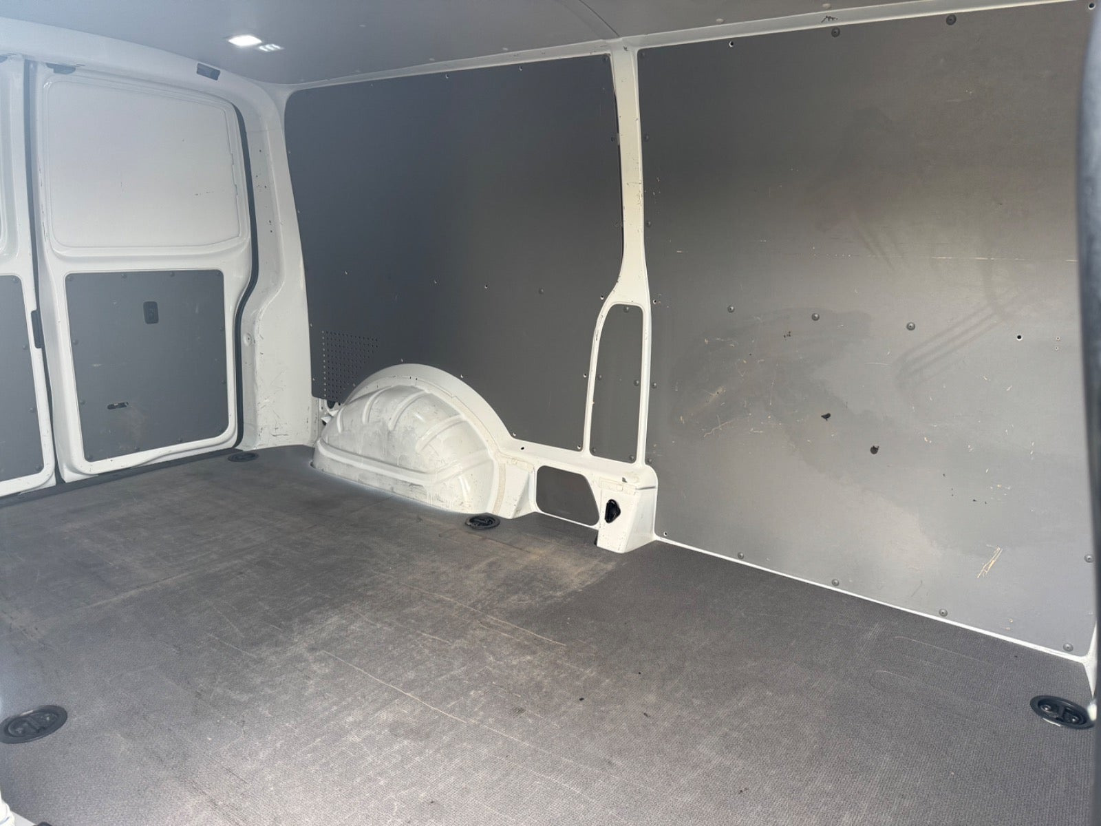 Hvid VW Transporter fra 2022