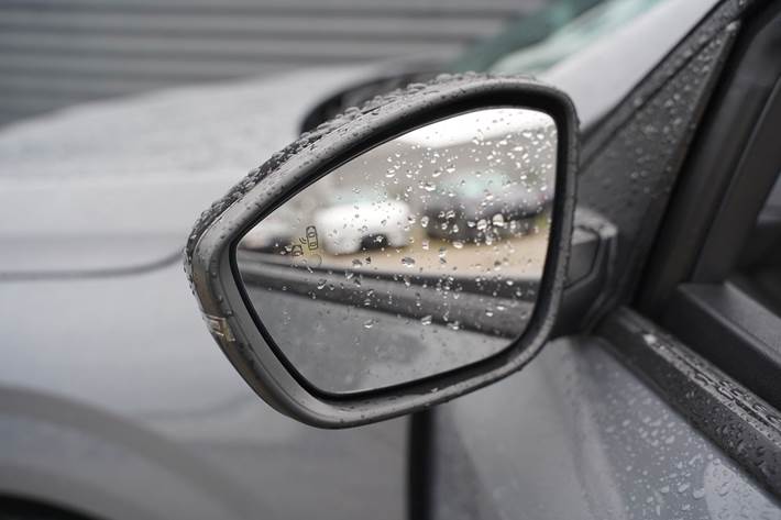 Grå Peugeot 208 fra 2024