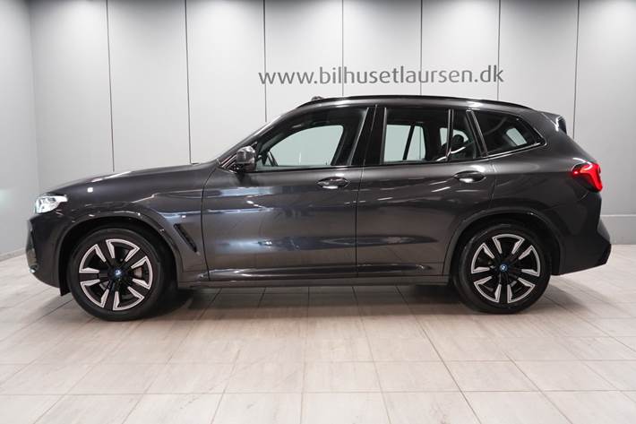 Grå BMW iX3 fra 2023