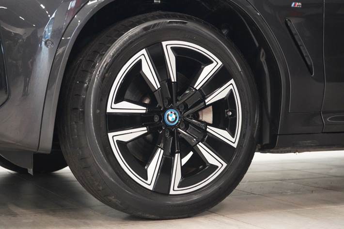Grå BMW iX3 fra 2023