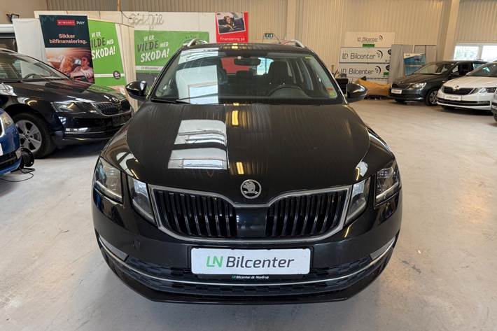 Sort Skoda Octavia fra 2020