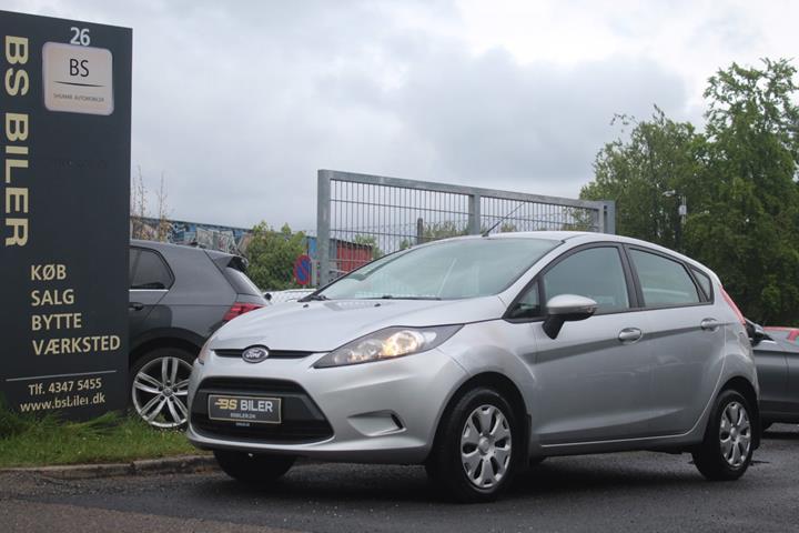 Sølv Ford Fiesta fra 2010 set udefra