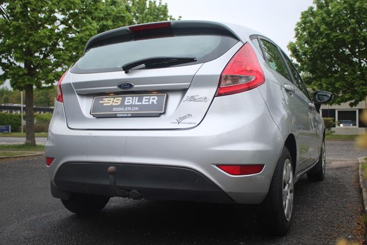 Sølv Ford Fiesta fra 2010