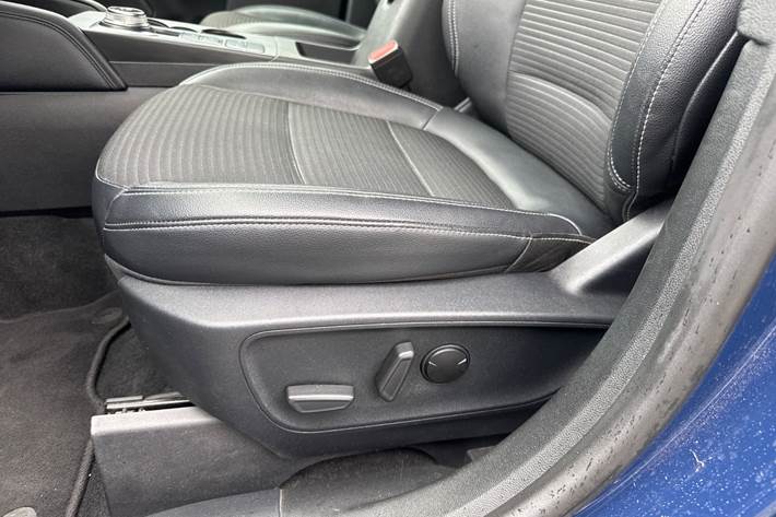 Blå Ford Kuga fra 2021