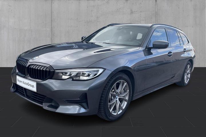 Grå BMW 330i fra 2022 set udefra