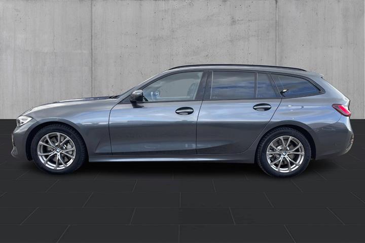 Grå BMW 330i fra 2022