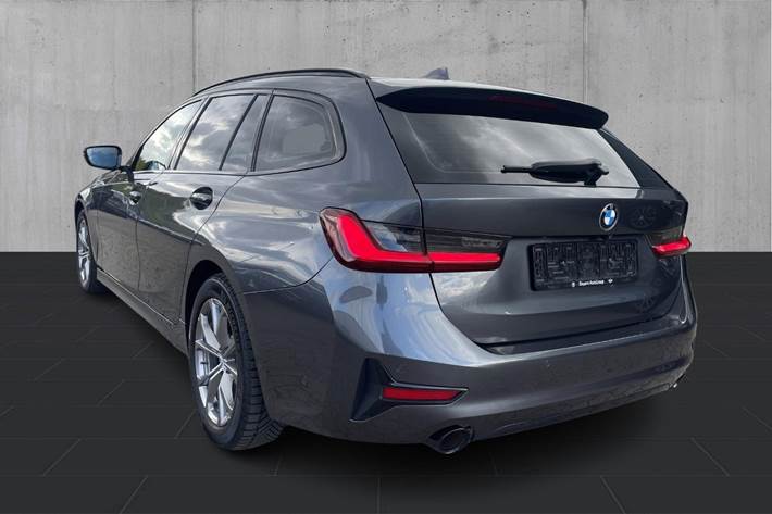 Grå BMW 330i fra 2022