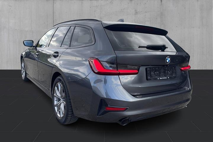 Grå BMW 330i fra 2022