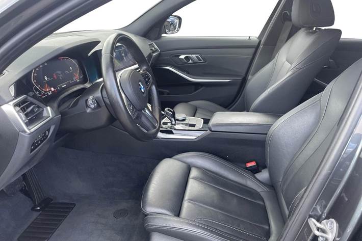 Grå BMW 330i fra 2022