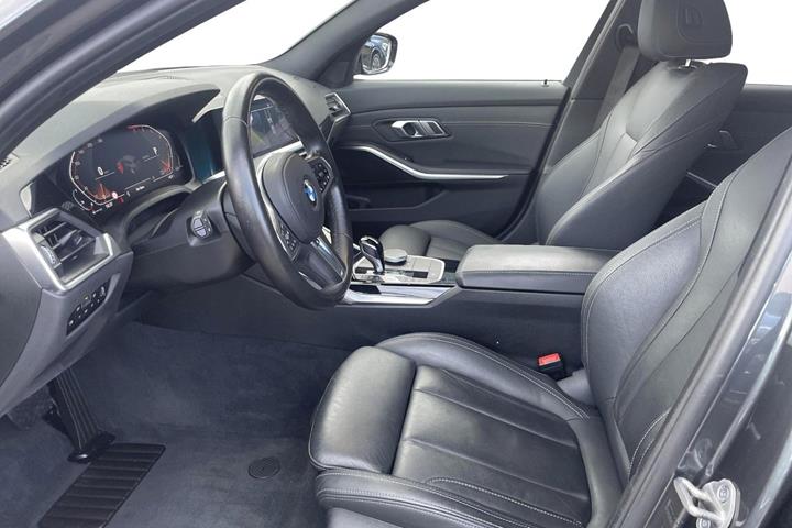 Grå BMW 330i fra 2022