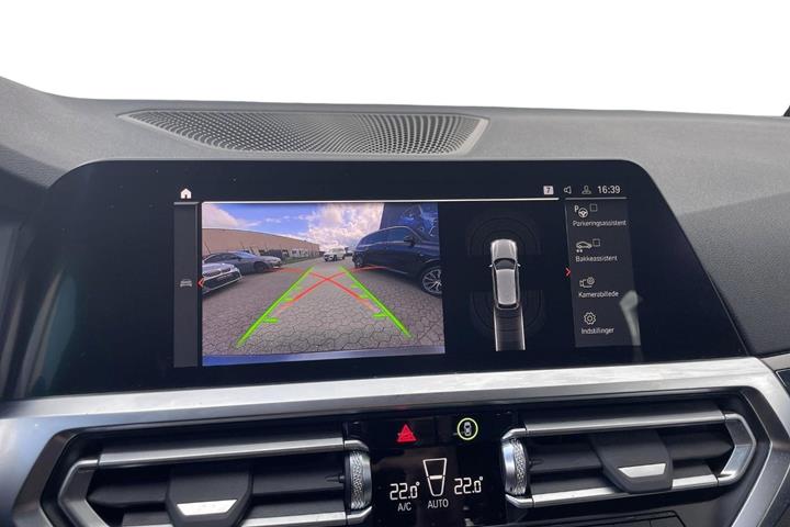 Grå BMW 330i fra 2022