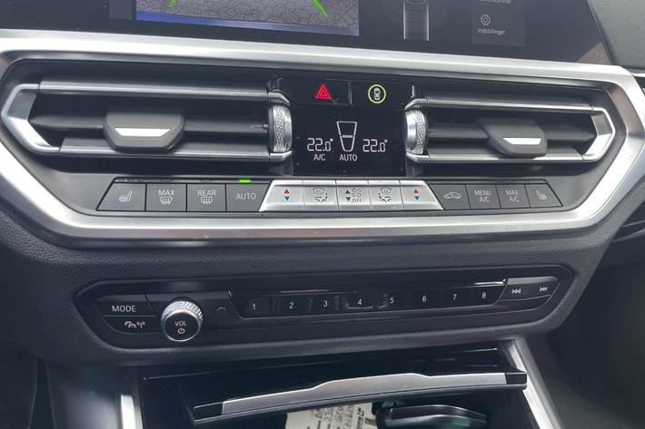 Grå BMW 330i fra 2022