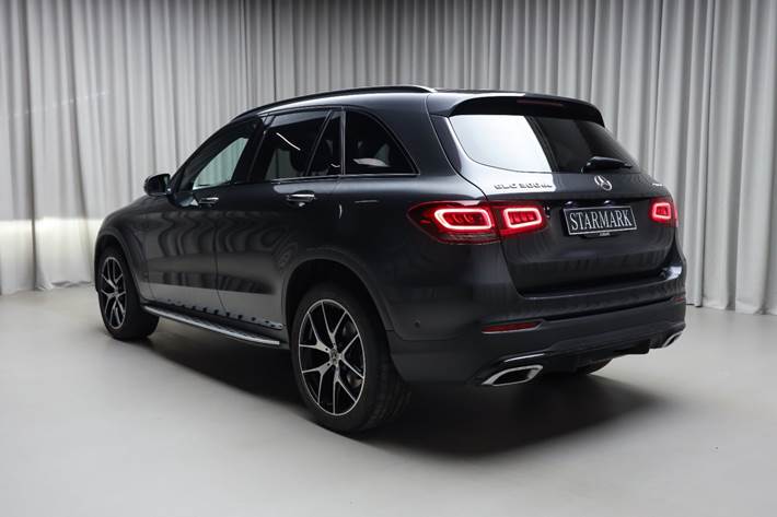 Grå Mercedes GLC300 de fra 2021