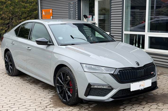 Grå Skoda Octavia fra 2021 set udefra