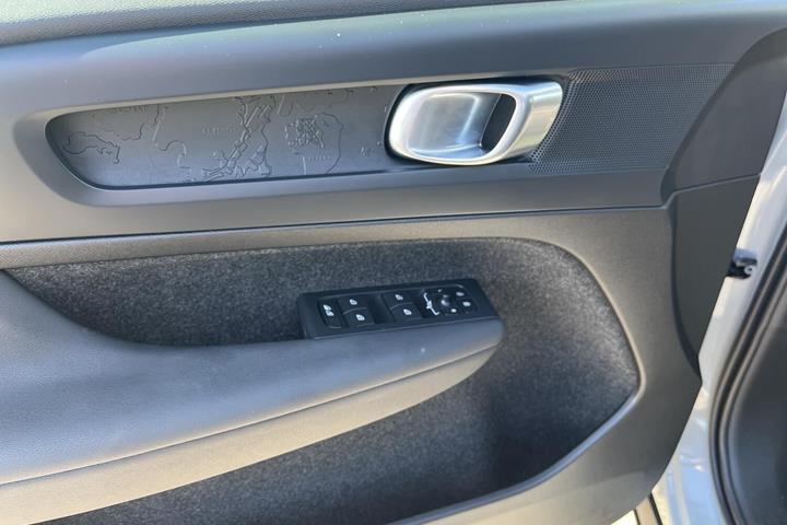 Grå Volvo EX40 fra 2024