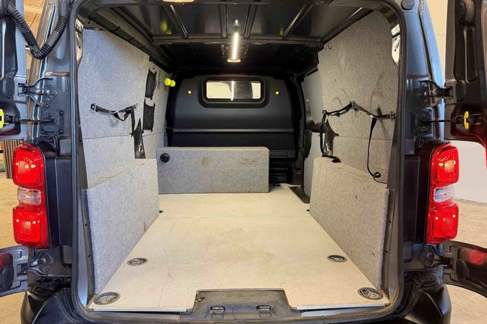 Grå Toyota ProAce fra 2021