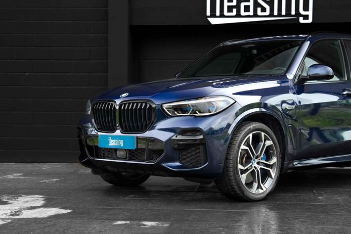 Blå BMW X5 fra 2021