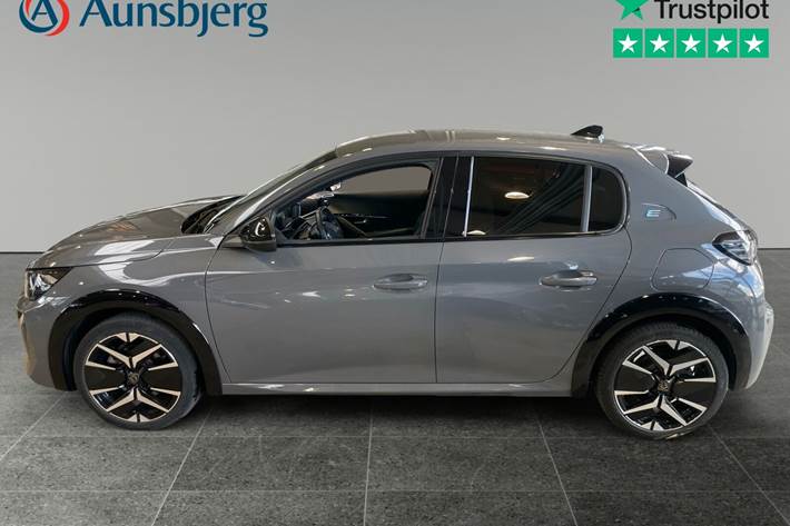 Grå Peugeot e-208 fra 2025