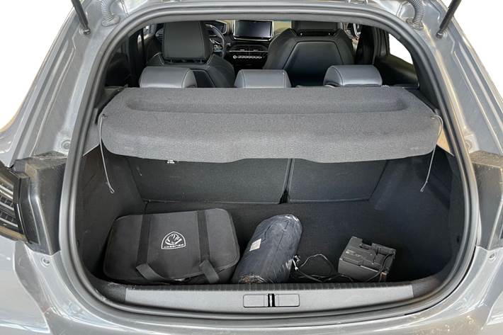 Grå Peugeot e-208 fra 2025