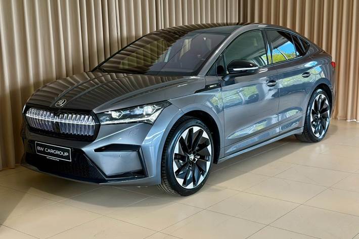 Grå Skoda Enyaq fra 2024 set udefra