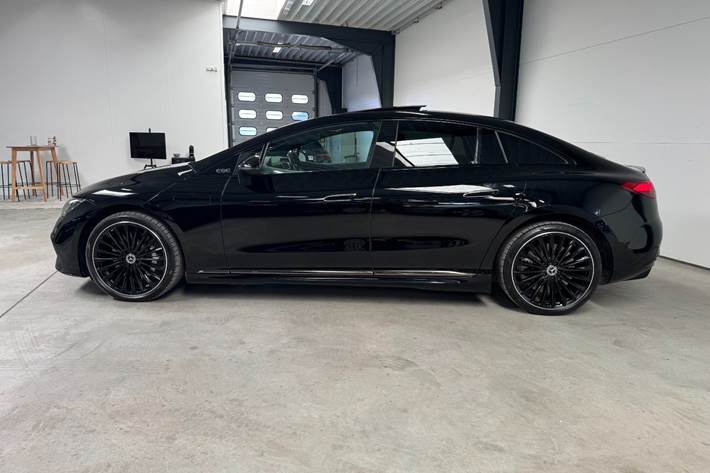 Sort Mercedes EQE350 fra 2023