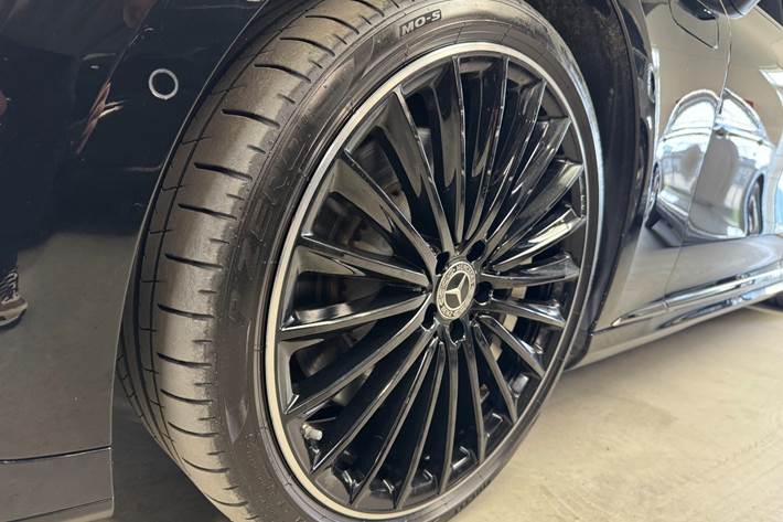 Sort Mercedes EQE350 fra 2023