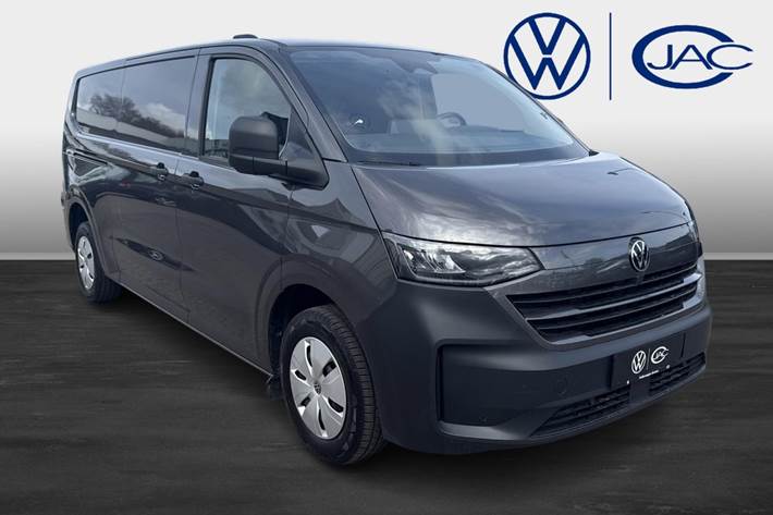 Grå VW Transporter fra 2025 set udefra