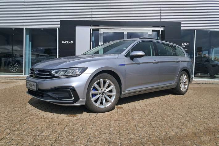Sølv VW Passat fra 2021 set udefra