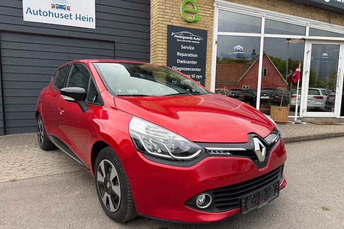 Rød Renault Clio IV fra 2015