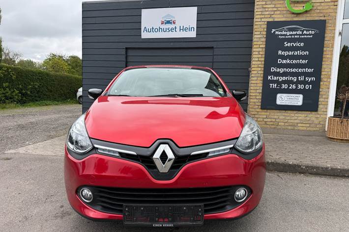 Rød Renault Clio IV fra 2015