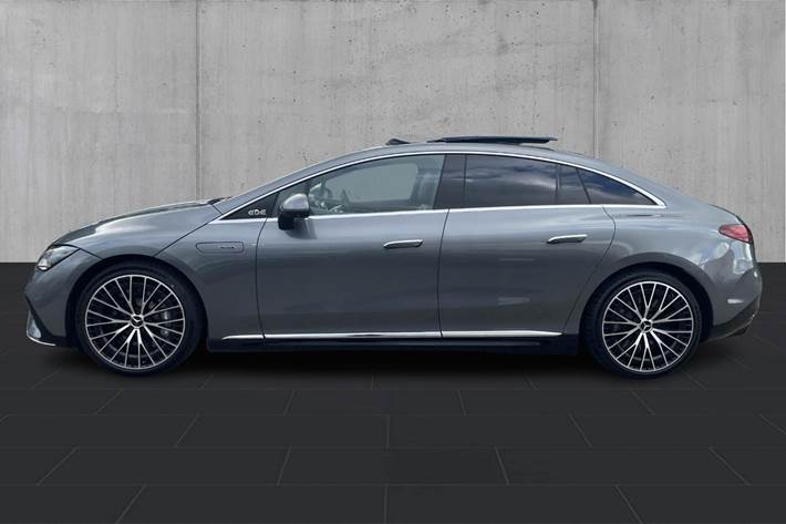 Grå Mercedes EQE43 fra 2023