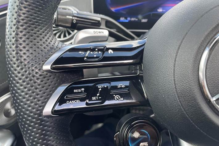 Grå Mercedes EQE43 fra 2023