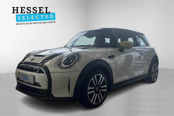 Hvid Mini Cooper SE fra 2023 set udefra