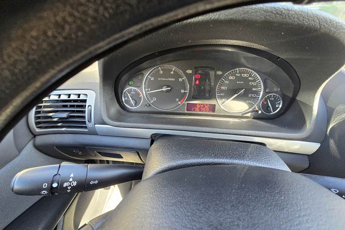 Grå Peugeot 407 fra 2005