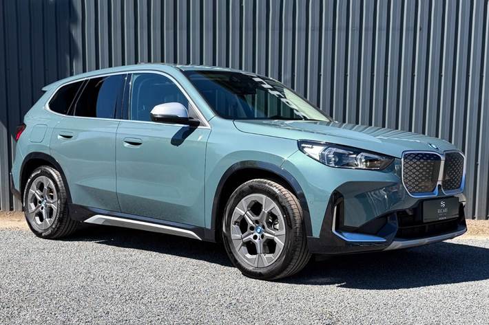 Grøn BMW iX1 fra 2024