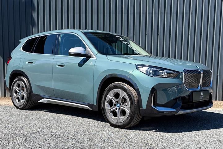 Grøn BMW iX1 fra 2024 set udefra