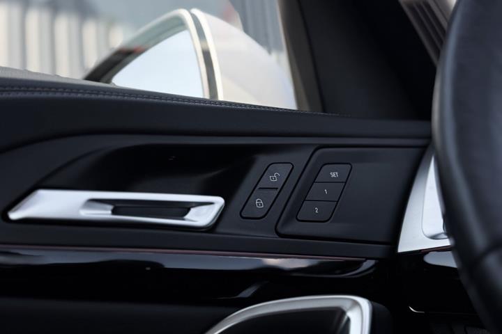 Grøn BMW iX1 fra 2024