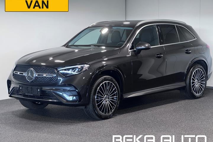 Grå Mercedes GLC300 e fra 2024 set udefra