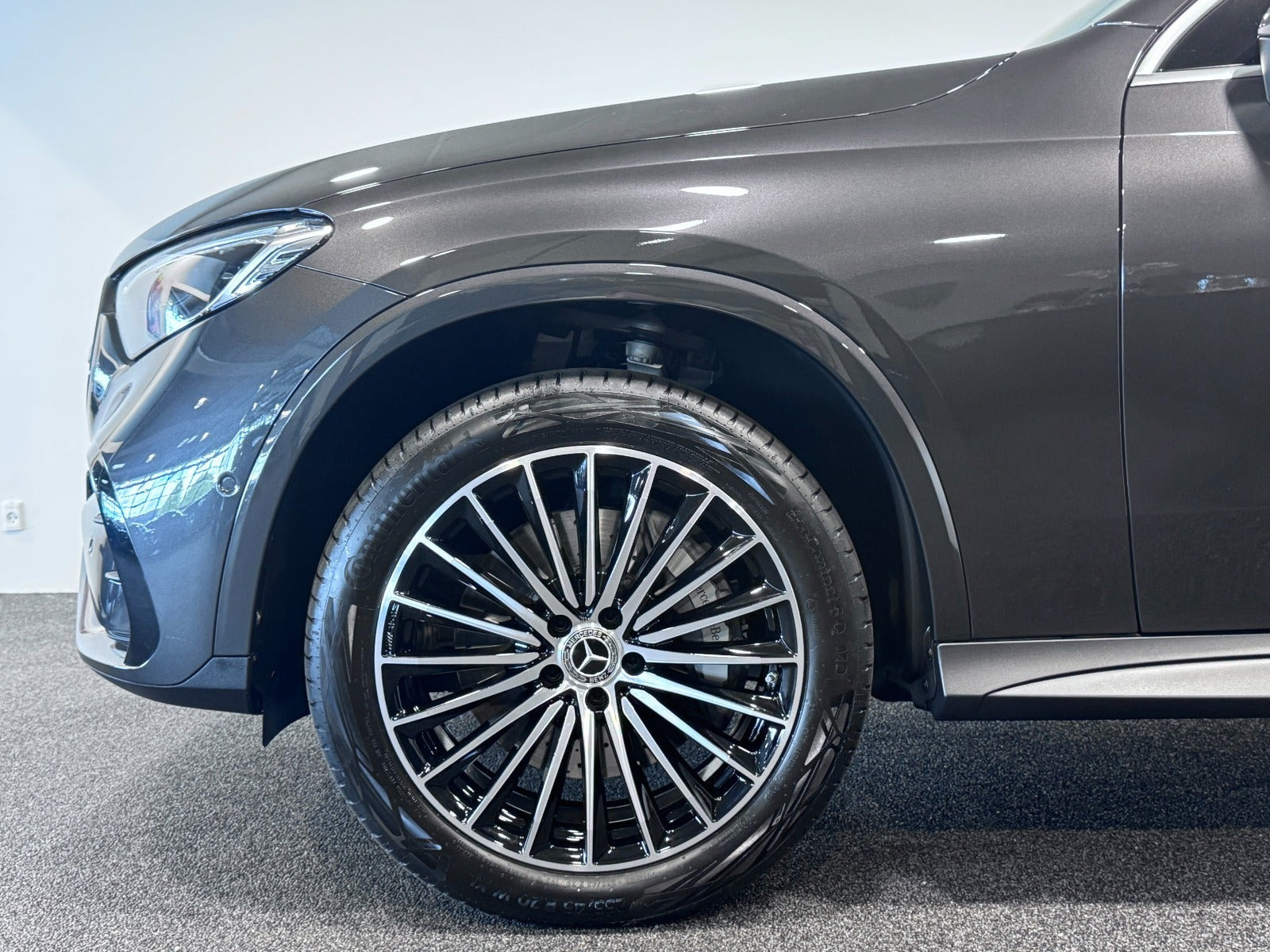 Grå Mercedes GLC300 e fra 2024