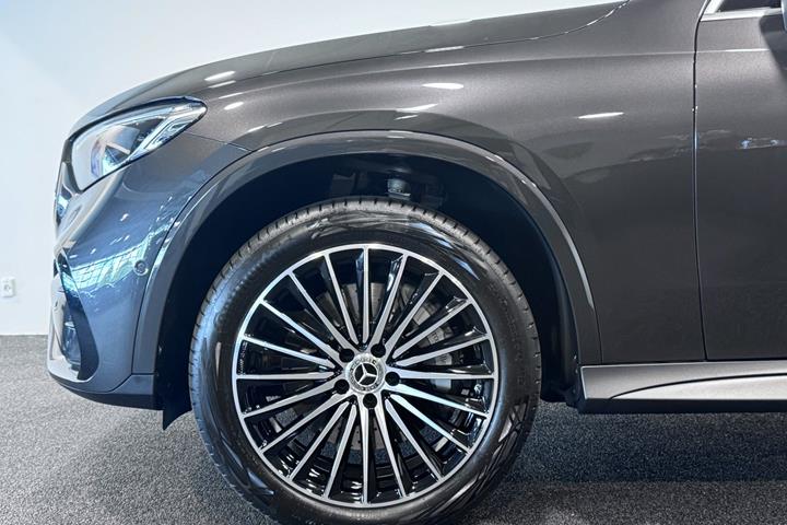 Grå Mercedes GLC300 e fra 2024