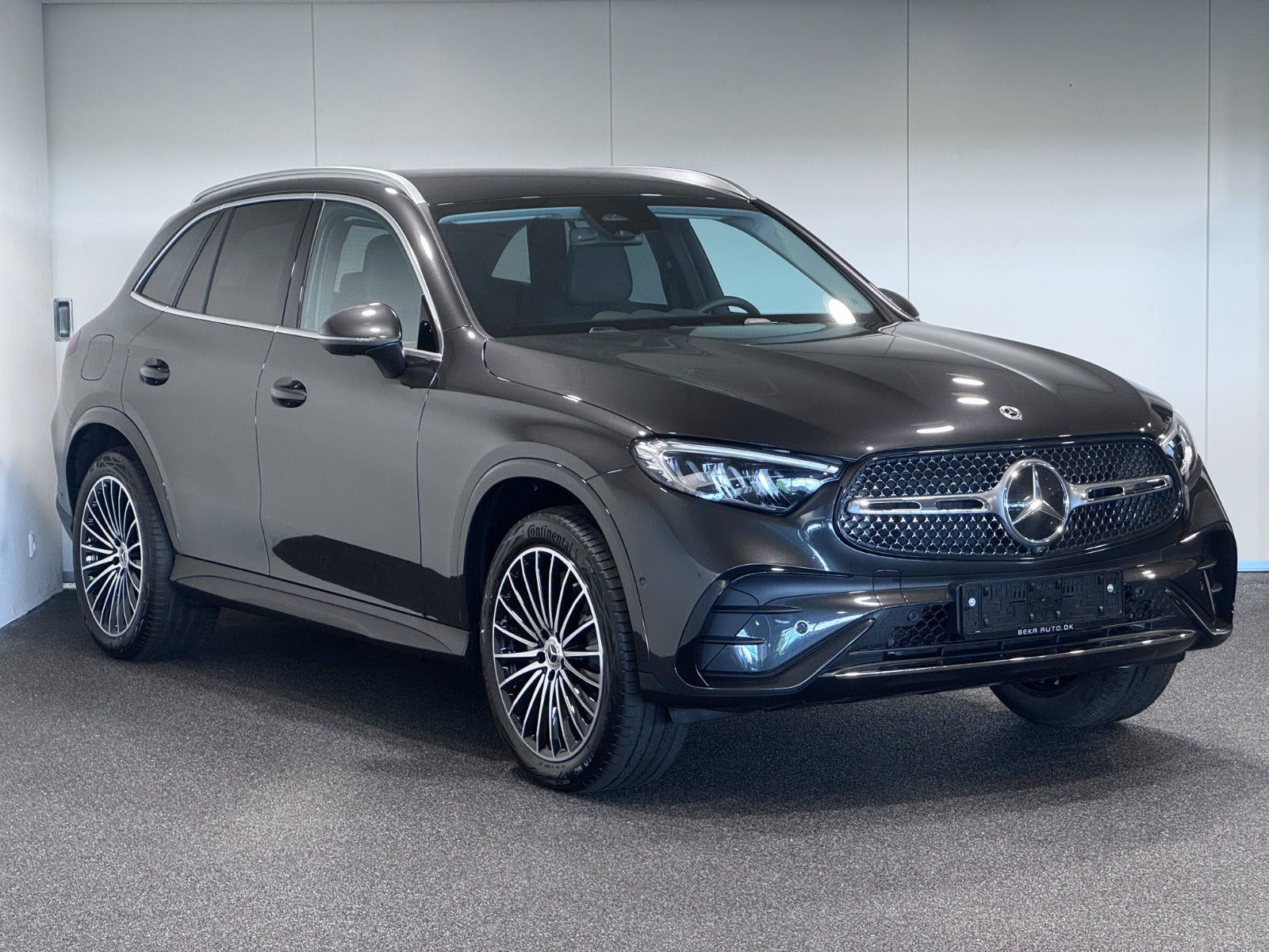 Grå Mercedes GLC300 e fra 2024