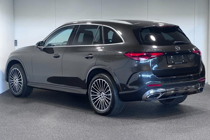 Grå Mercedes GLC300 e fra 2024