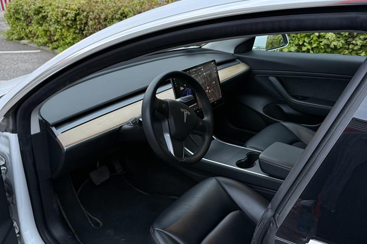 Hvid Tesla Model 3 fra 2020