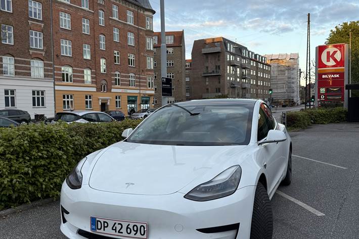 Hvid Tesla Model 3 fra 2020