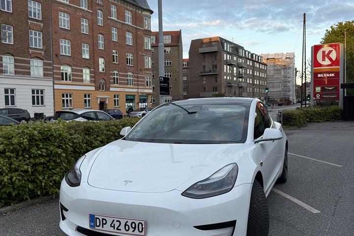 Hvid Tesla Model 3 fra 2020