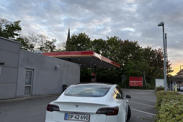 Hvid Tesla Model 3 fra 2020