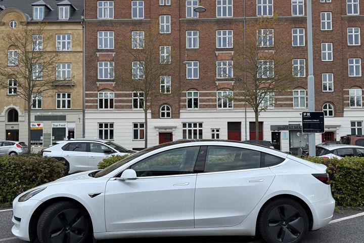 Hvid Tesla Model 3 fra 2020
