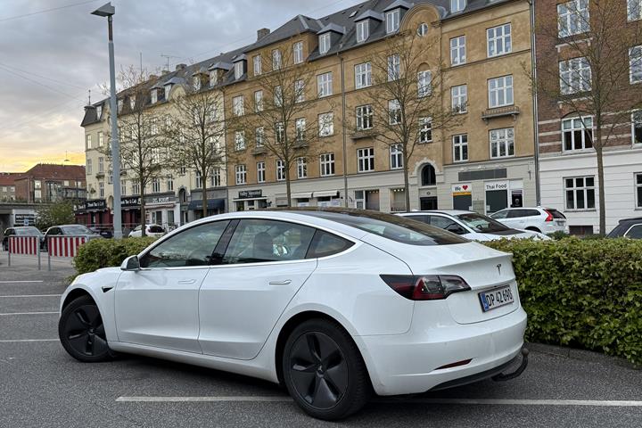 Hvid Tesla Model 3 fra 2020