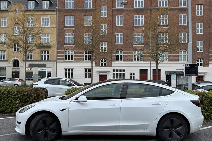 Hvid Tesla Model 3 fra 2020